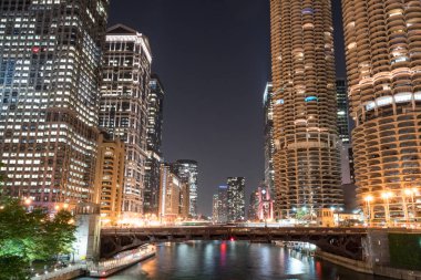 Downtown Chicago şehir manzarası, gece Chicago Nehri boyunca