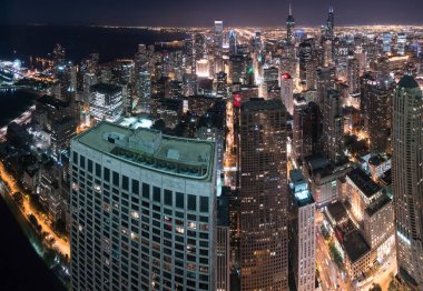 Havadan görünümü Chicago gece manzarası görünümlü Güney Michigan Gölü boyunca