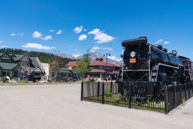 Jasper, Kanada - 5 Temmuz 2018: Eski Kanada ulusal demiryolu lokomotifi Jasper, Alberta Connaught Drive boyunca şehir merkezinde.
