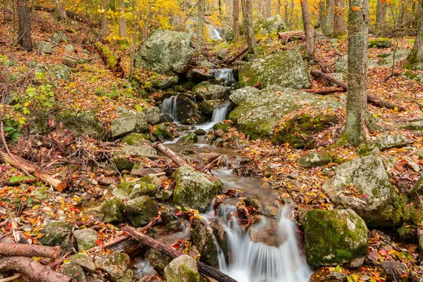 Gebirgsbachwasserfall — Stockfoto