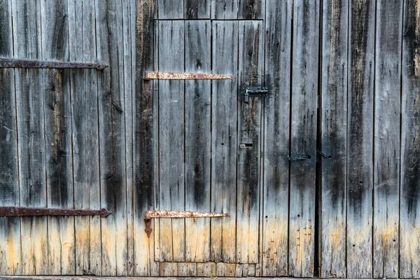 Старомодная амбарная дверь — стоковое фото