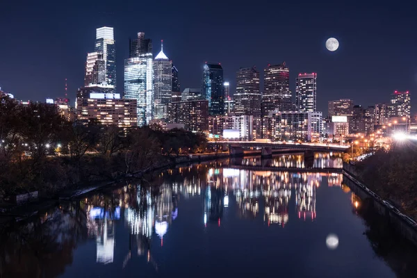 Moon over de Skyline van de nacht van Philadelphia — Stockfoto