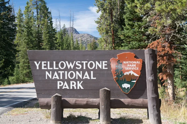 Yellowstone National Park Entrance Sign — Stock Photo, Image