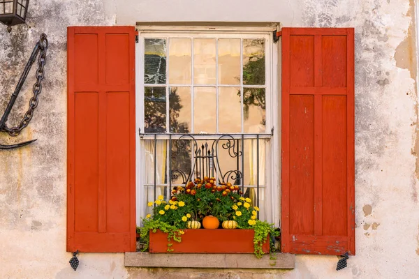 Okno z Colonial domů s květinami — Stock fotografie