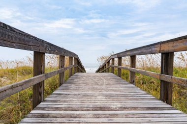 Sahile giden boardwalk