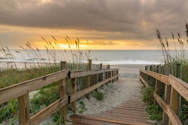 Boardwalk vezető a tengerparton a Sunrise — Stock Fotó