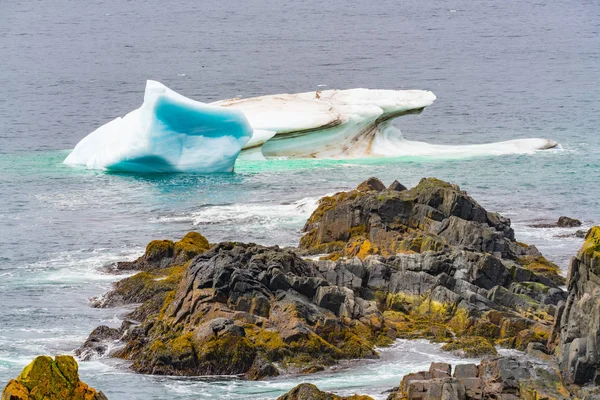 Iceberg floating in the ocean — Stock Photo, Image