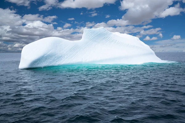 Iceberg floating in the ocean — Stock Photo, Image