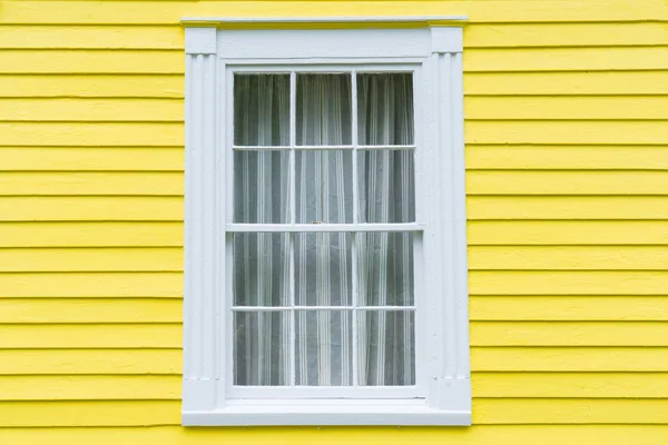 Старое окно с жёлтой стороны — стоковое фото