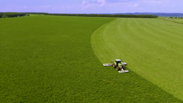 Tracteur fauche l'herbe. Récolte de foin — Video