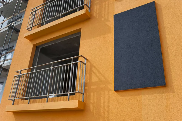 Facade of the house under construction with multi-colored decorative plaster — Stock Photo, Image