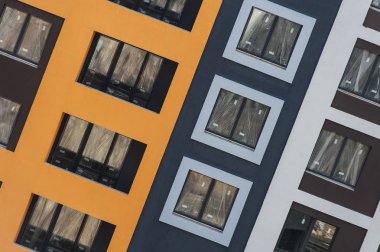 bir balkon ve renkli dekoratif sıva ile yapım aşamasında evin cephesi