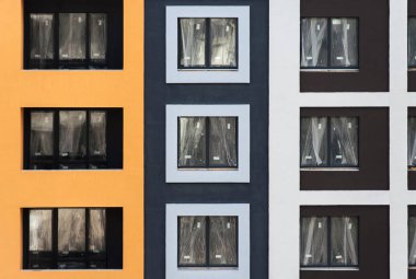 bir balkon ve renkli dekoratif sıva ile yapım aşamasında evin cephesi