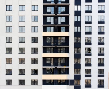 bir balkon ve renkli dekoratif sıva ile yapım aşamasında evin cephesi