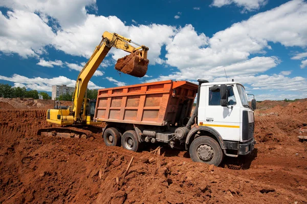 Scavatrice Scava Terreno Carica Nel Camion — Foto Stock