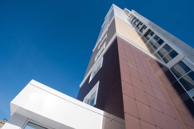Mavi gökyüzü arka plan üzerinde çok katlı konut evi