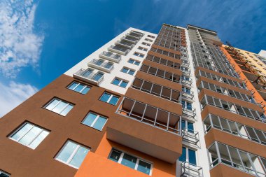 Mavi gökyüzü arka plan üzerinde çok katlı konut evi