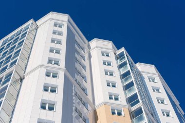 Mavi gökyüzü arka plan üzerinde çok katlı konut evi