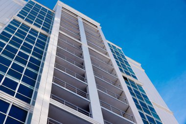 Mavi gökyüzü arka plan üzerinde çok katlı konut evi