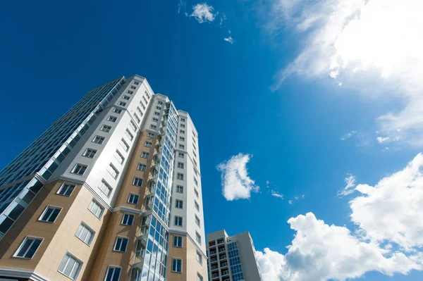 Mehrstöckiges Wohnhaus auf blauem Himmel Hintergrund — Stockfoto