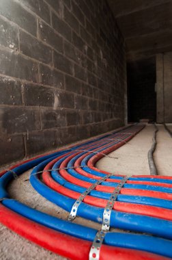 İnşaat halindeki yeni bir binada yeraltı ısıtma sistemi kurulumu