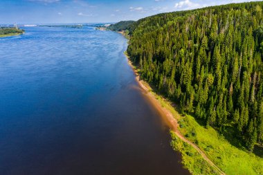 Rusya 'daki Kama nehri ve yeşil orman yukarıdan insansız hava aracı kullanarak alındı.