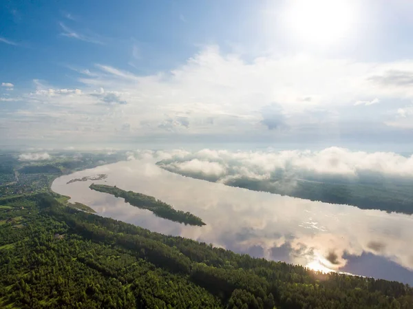 Güneş doğarken Kama nehri ve Rusya 'da yeşil orman insansız hava aracı kullanarak ele geçirildi.