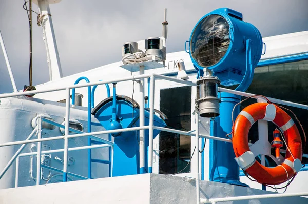 Partie Navire Bleu Bouée Sauvetage Contre Ciel — Photo