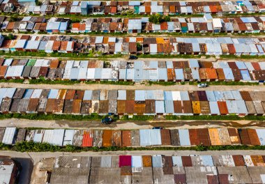 Fakirlerin evleri ve gecekonduları yukarıdan bir dron tarafından alınır.