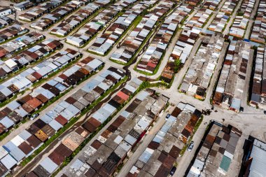 Fakir bir bölgedeki sanayi bölgesindeki garajlar bir insansız hava aracı tarafından ele geçirildi.