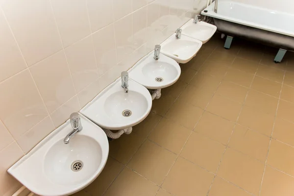 Prázdné Umyvadla Toaletách Vzdělávacích Institucích Důsledku Epidemie Covid — Stock fotografie