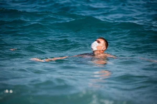 Man Swims Open Sea Wearing Mask Covid Flu Epidemic — Stock Photo, Image