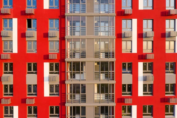 Teil Der Fassade Mit Fenstern Eines Neuen Hauses Mit Roten — Stockfoto