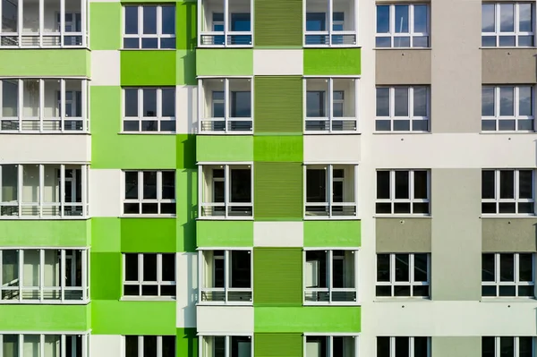 Teil Der Fassade Mit Fenstern Eines Neuen Hauses Mit Grüngrauen — Stockfoto