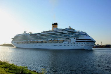 Velsen, Hollanda - Mayıs, 15 2018: Costa Favolosa Kuzey Deniz kanal doğru Kuzey Denizi üzerinde