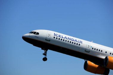 Amsterdam Hollanda - 4 Mayıs 2018: Tf-Fin Icelandair Boeing 757-200 kalkış Polderbaan pist, Amsterdam Airport Schiphol üzerinden