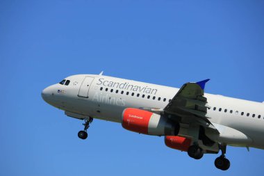 Amsterdam Hollanda - Mayıs 4 2018:Oy-Kal Sas İskandinav Hava Yolları'nın Airbus A320-200 kalkış Polderbaan pist, Amsterdam Airport Schiphol üzerinden
