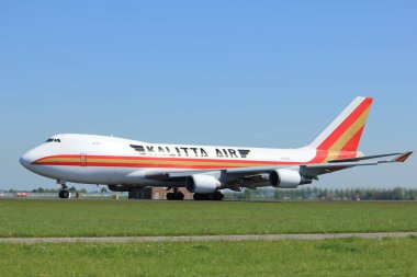 Amsterdam Hollanda - 4 Mayıs 2018: N700ck Kalitta hava Boeing 747-400f kalkış Polderbaan pist, Amsterdam Airport Schiphol üzerinden