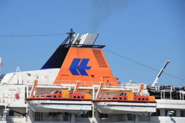 Velsen, Hollanda - 5th Mayıs 2018: Bayan Hanseatic Kuzey Denizi kanalı, işletilen tarafından Hapag-Lloyd Cruise Line, ayrıntı huni içinde