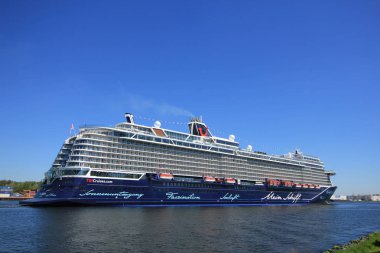 Velsen, Hollanda - 7 Mayıs 2018: Mein Schiff 1, Kuzey Deniz kanalda TUI yolculukları. Maiden Voyage.