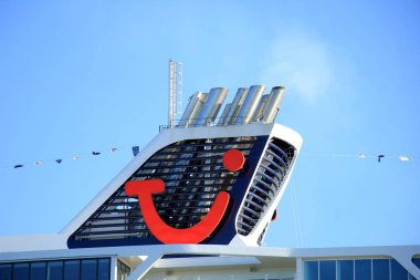 Velsen, Hollanda - 8th Mayıs 2018: Mein Schiff 1, Kuzey Deniz kanalda TUI yolculukları. Maiden Voyage. Huni detay