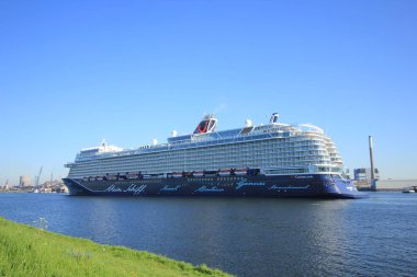 Velsen, Hollanda - 8th Mayıs 2018: Mein Schiff 1, Kuzey Deniz kanalda TUI yolculukları. Maiden Voyage