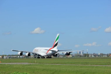 Amsterdam Hollanda - 3 Mayıs 2018: A6-EDI Emirlikleri Airbus A380-800 kalkış Polderbaan pist, Amsterdam Airport Schiphol üzerinden
