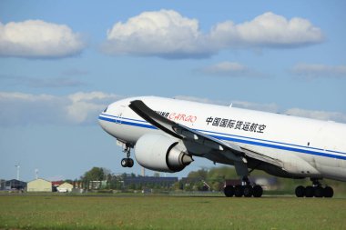 Amsterdam Hollanda - 3 Mayıs 2018: B-2098 hava Çin kargo Boeing 777f kalkış Polderbaan pist, Amsterdam Airport Schiphol üzerinden