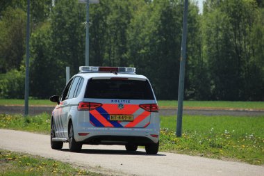 Amsterdam, Hollanda: 4 Mayıs 2018: Flamanca polis araba gözetim yakınındaki Polderbaan pist Amsterdam Havaalanı Schilhol