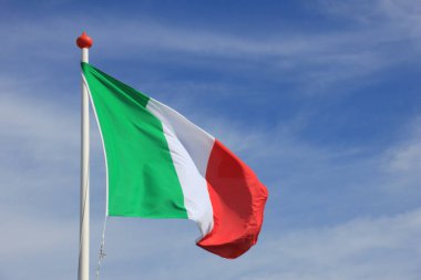 Kırmızı, beyaz ve yeşil İtalyan bayrağı