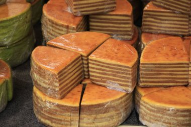 Taze pişmiş spekkoek, geleneksel Endonezya katman kek, yumurta sarısı, tereyağı ve şeker yapılan