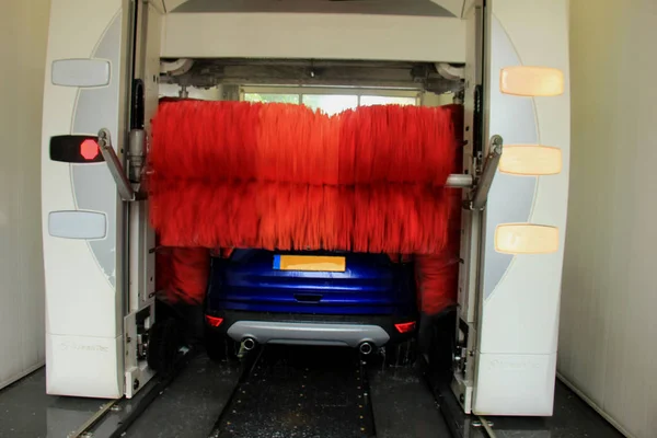 Ein Blauer Suv Einer Automatischen Waschanlage Mit Großen Roten Bürsten — Stockfoto
