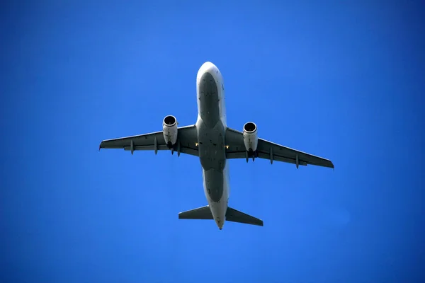 Een Middelgrote Vliegtuig Een Paar Seconden Het Opstijgen — Stockfoto