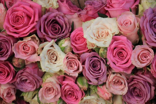 Çiçekli Bir Düğün Süslemesinde Karışık Pembe Güller — Stok fotoğraf